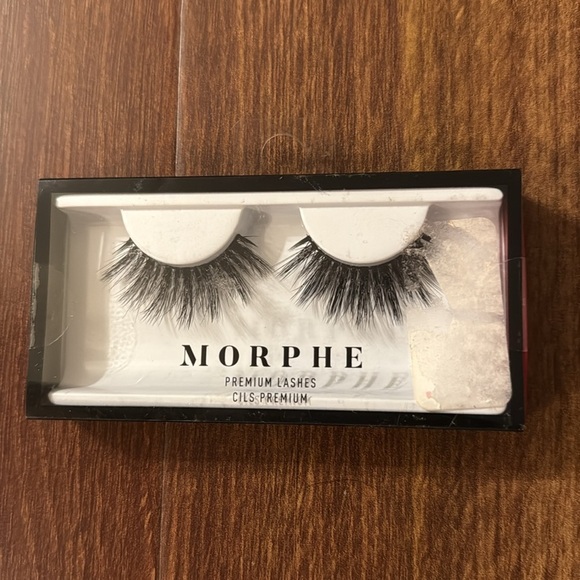 NEW in BOX 7 Sets of Assorted Bold Dramatic Fake Lashes - Picture 6 of 7